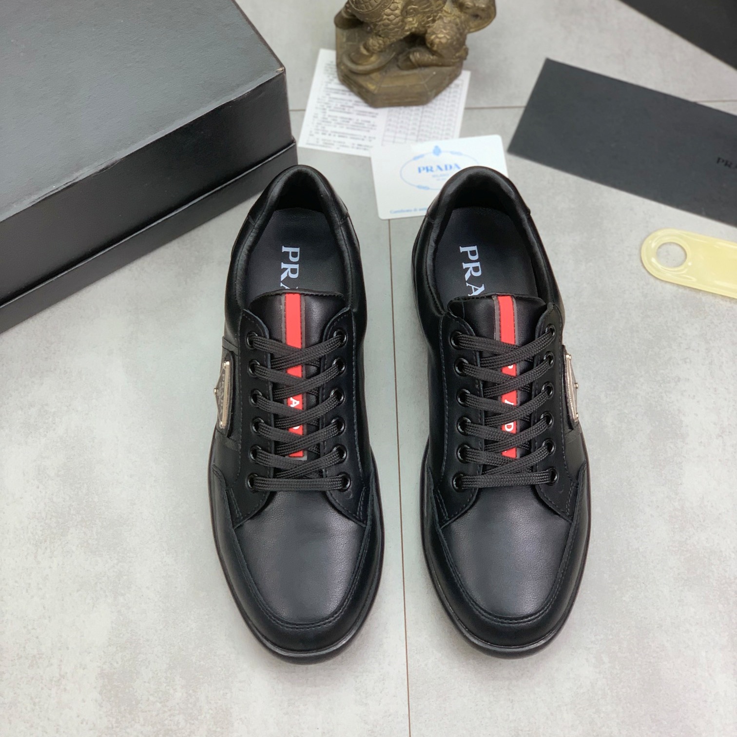 프라다 PRADA 2024 SS 금속로고 레드라인 블랙 남성 슈즈 커스텀급
