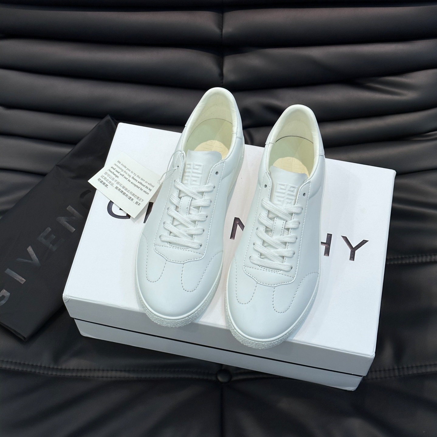 지방시 GIVENCHY 2024 SS 캐릭터 각인로고 남성 슈즈 커스텀급