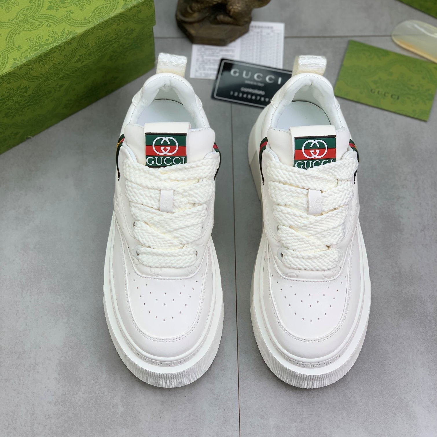 구찌 GUCCI 2024 SS 벌 캐릭터 삼선패치 화이트 남성 슈즈 커스텀급