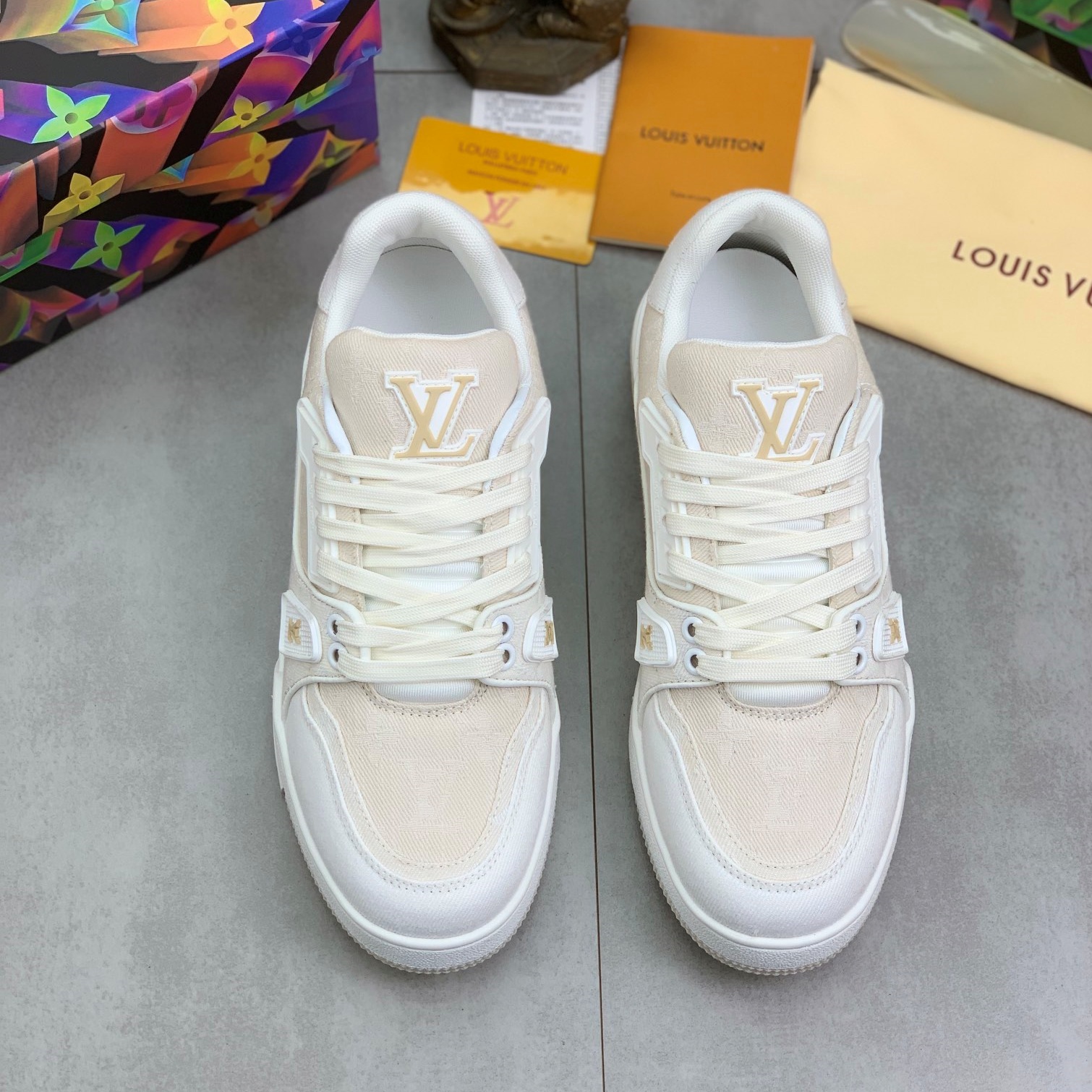 루이비통 LOUIS VUITTON 2024 SS 캐릭터 로고 화이트 남성 슈즈 커스텀급