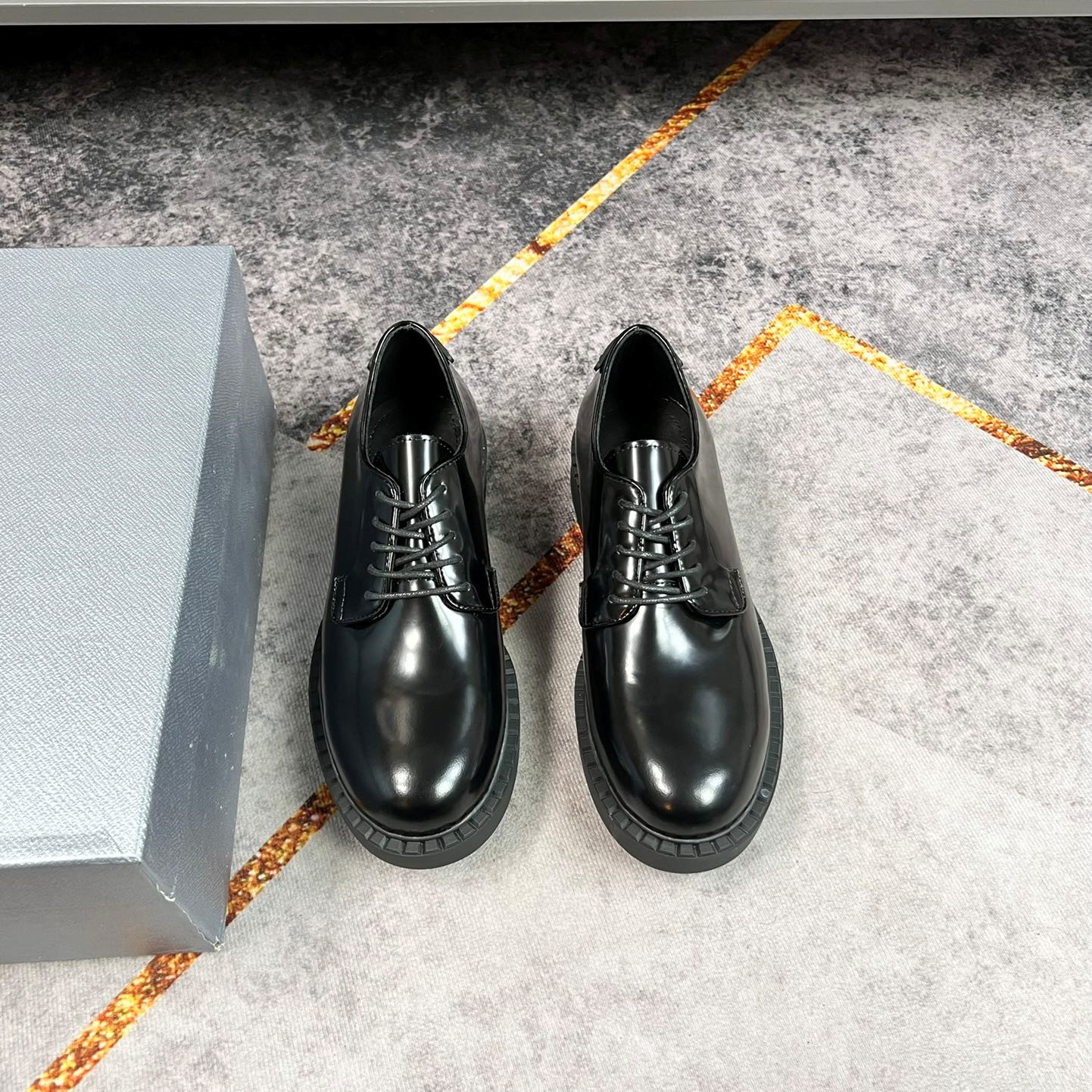 프라다 PRADA 2024 SS 에나멜 스티치 블랙 남성 구두 커스텀급