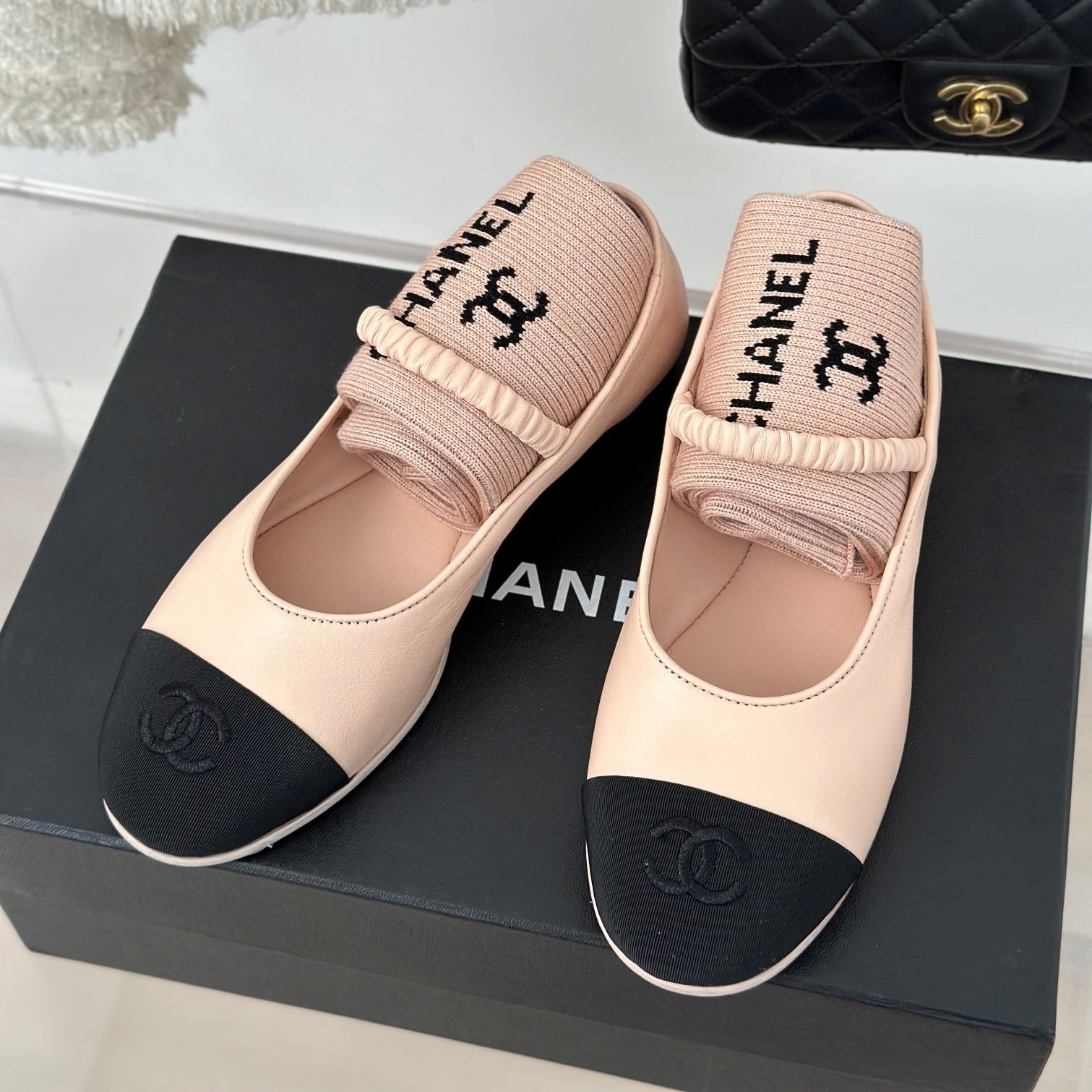 샤넬 CHANEL 2024 SS 블랙 CC로고 핑크 여성 플랫슈즈 커스텀급