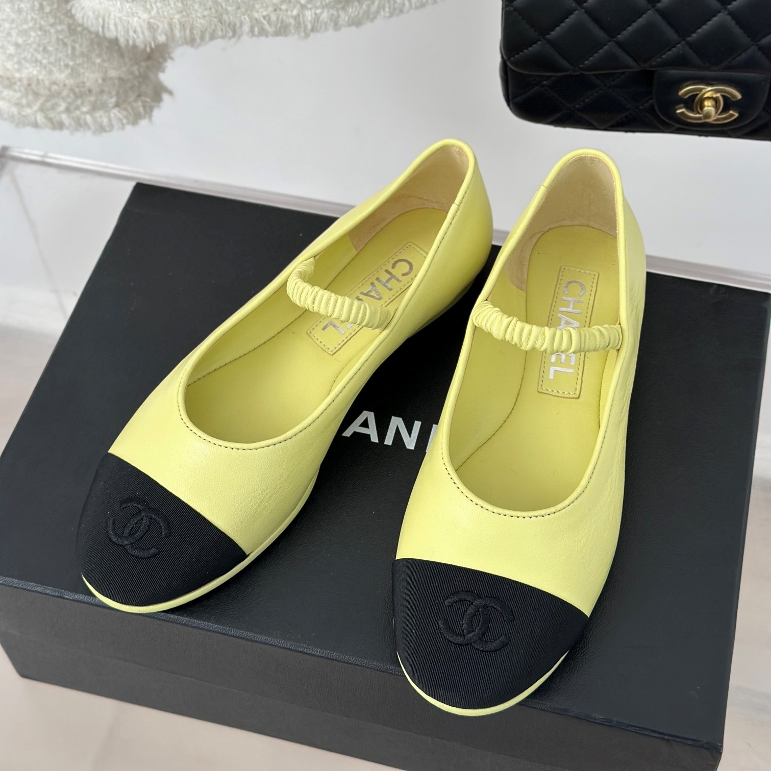 샤넬 CHANEL 2024 SS 블랙 CC로고 옐로우 여성 플랫슈즈 커스텀급