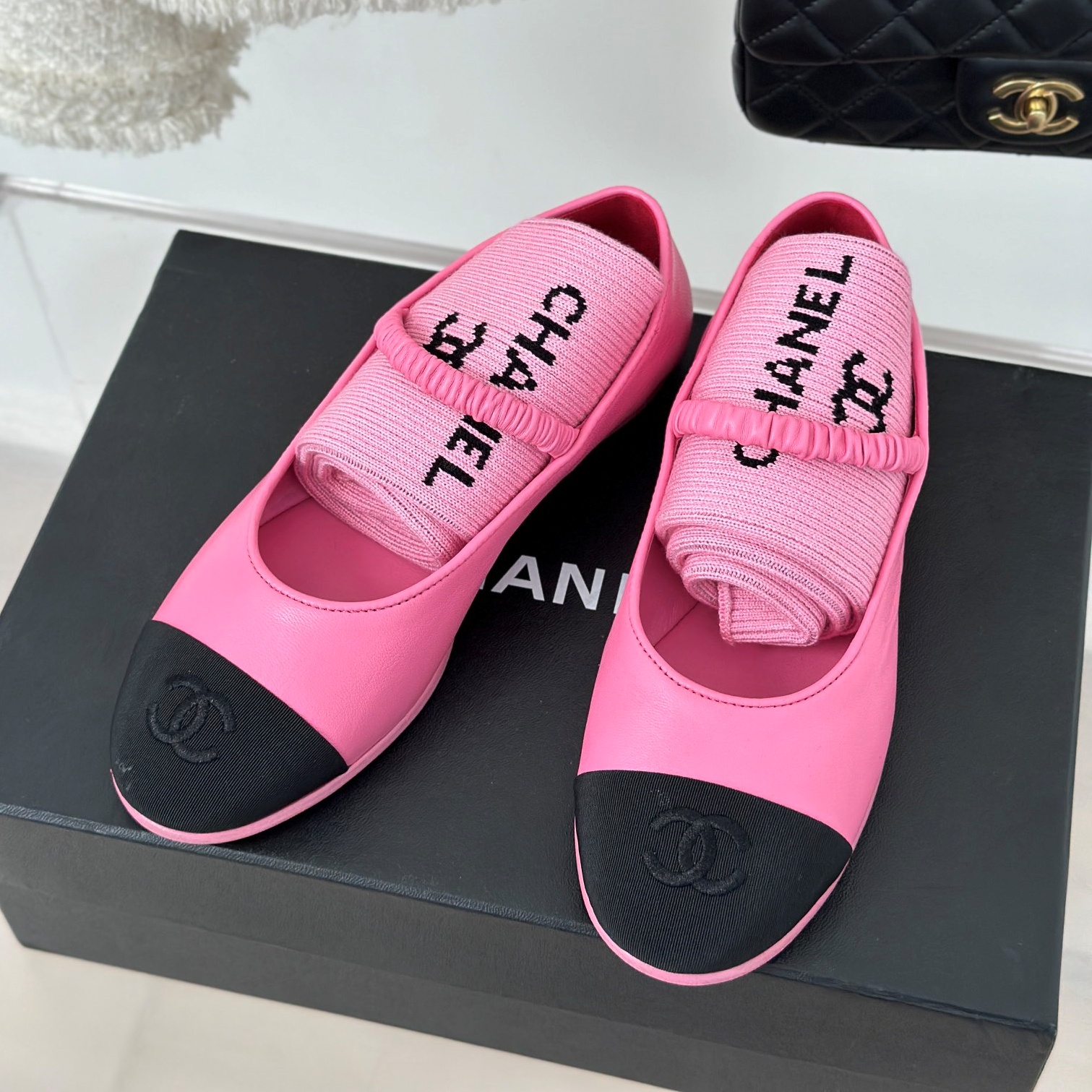 샤넬 CHANEL 2024 SS 블랙 CC로고 핫핑크 여성 플랫슈즈 커스텀급