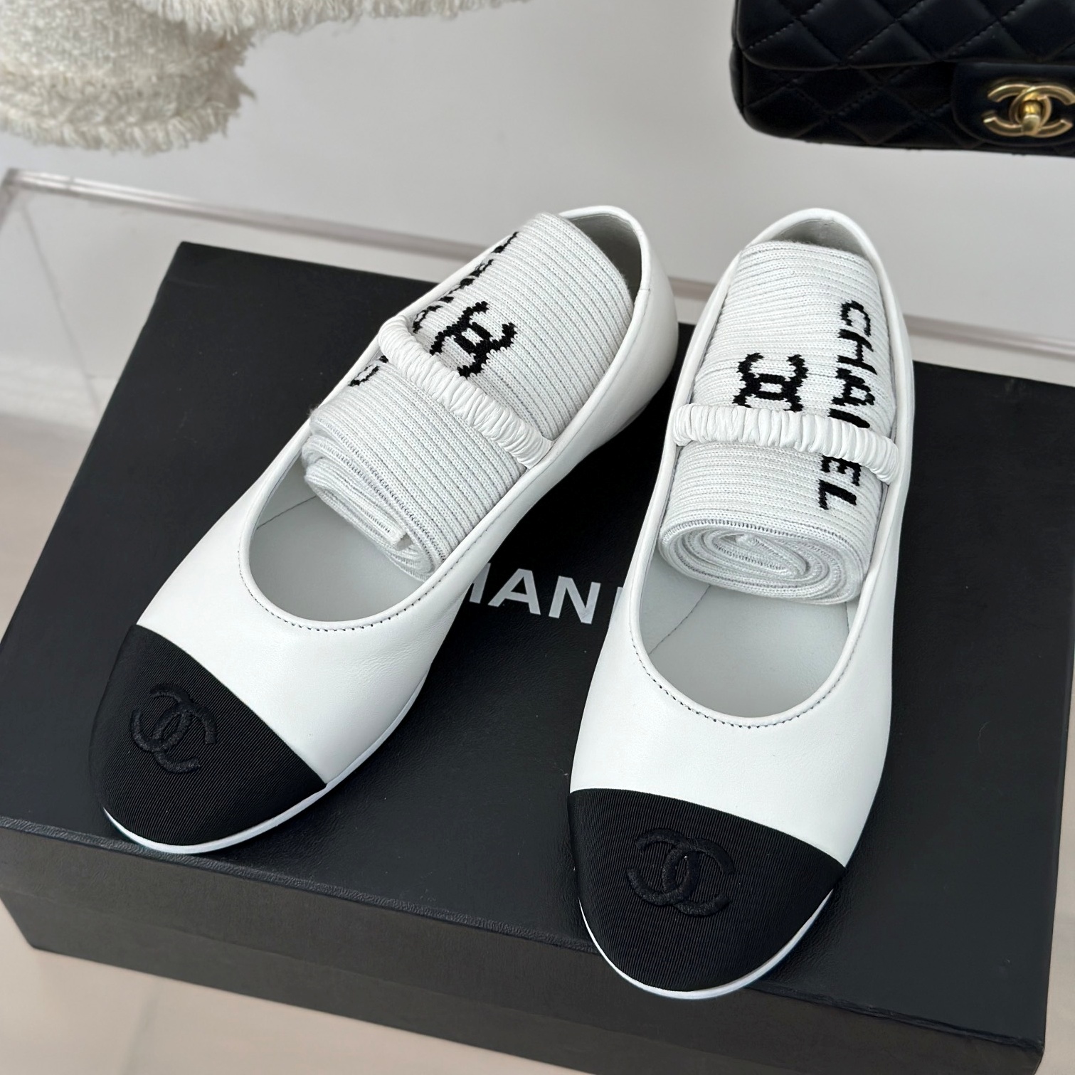 샤넬 CHANEL 2024 SS 블랙 CC로고 화이트 여성 플랫슈즈 커스텀급