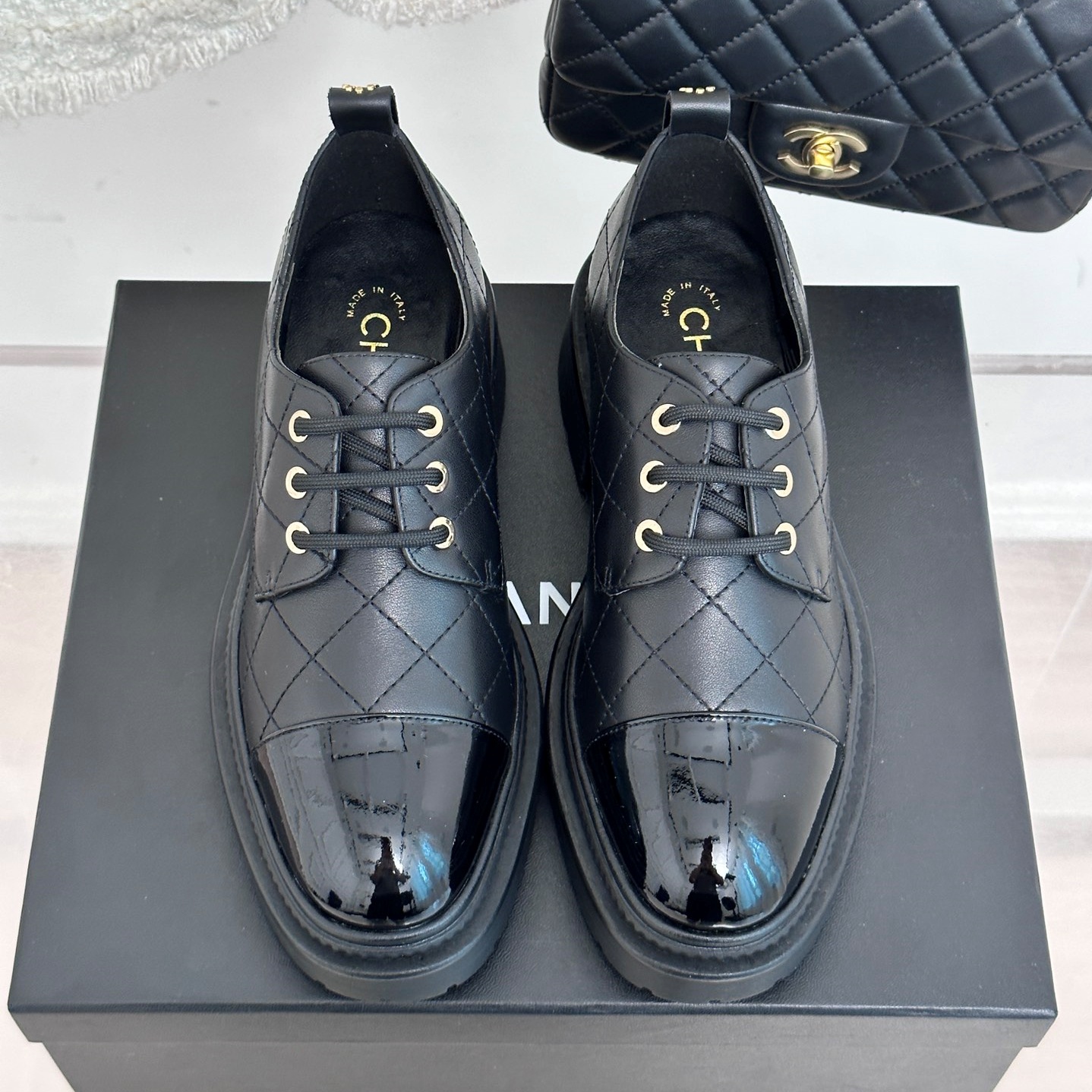 샤넬 CHANEL 2024 SS 퀄팅 에나멜 투톤 블랙 여성 슈즈 커스텀급