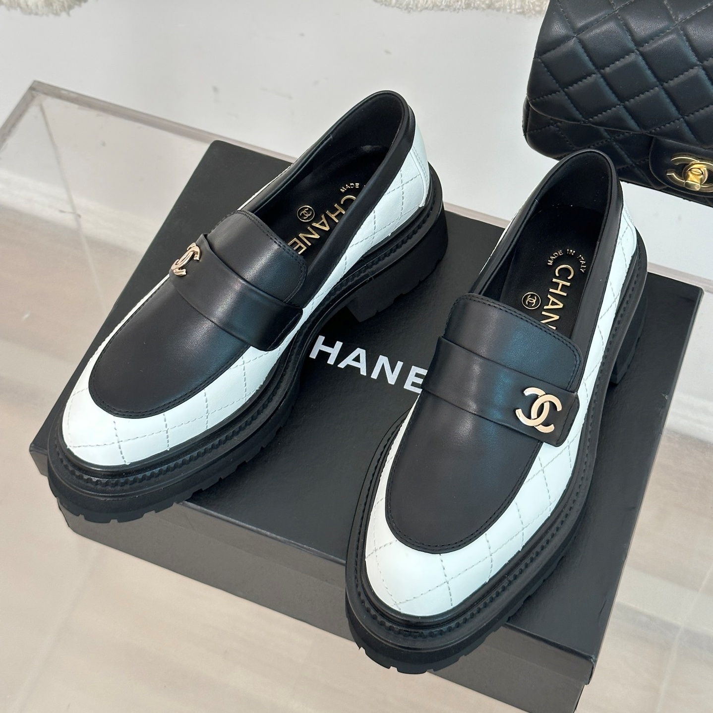 샤넬 CHANEL 2024 SS 퀄팅 투톤 CC로고 검흰 여성 슈즈 커스텀급