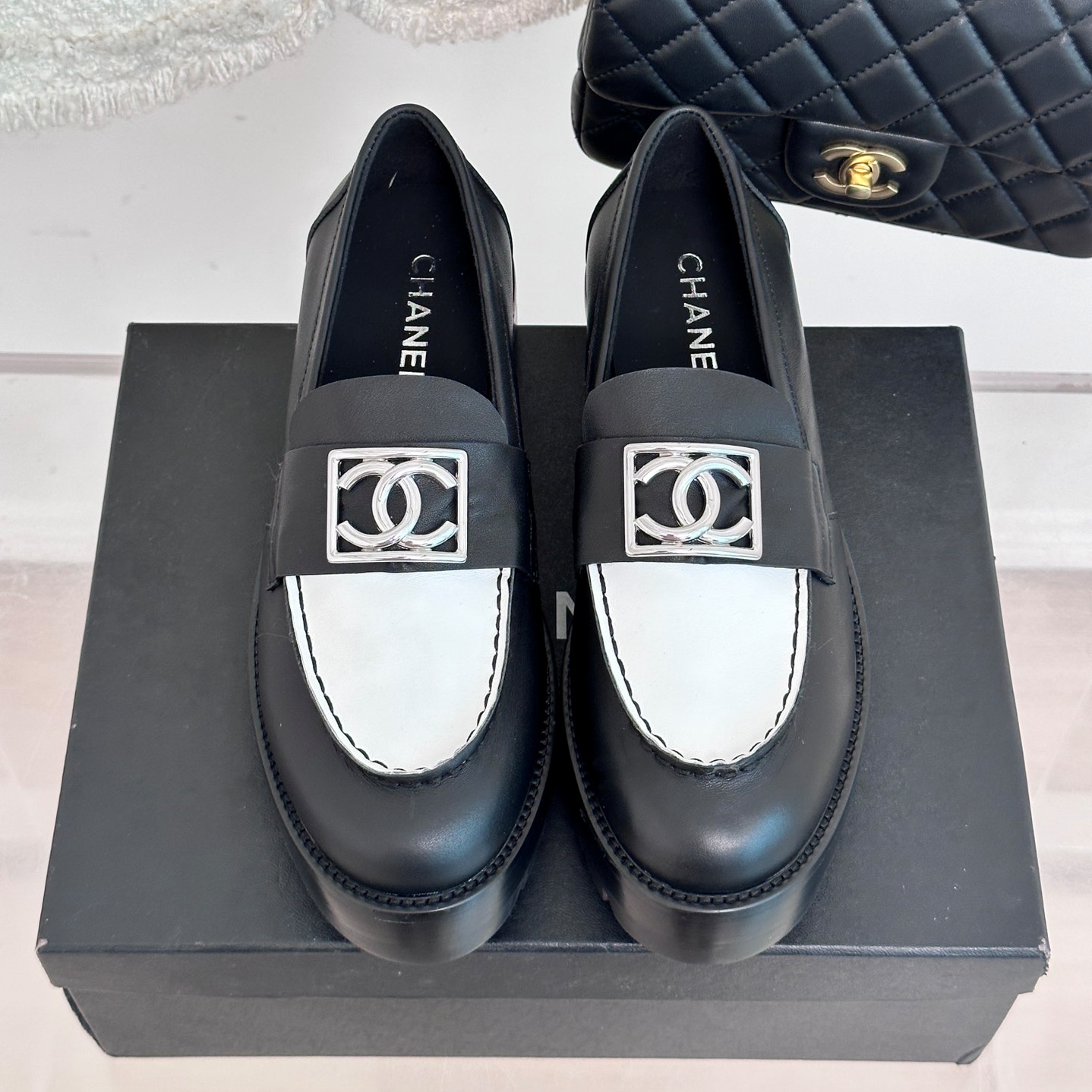 샤넬 CHANEL 2024 SS CC 패치로고 레더 검흰 여성 슈즈 커스텀급