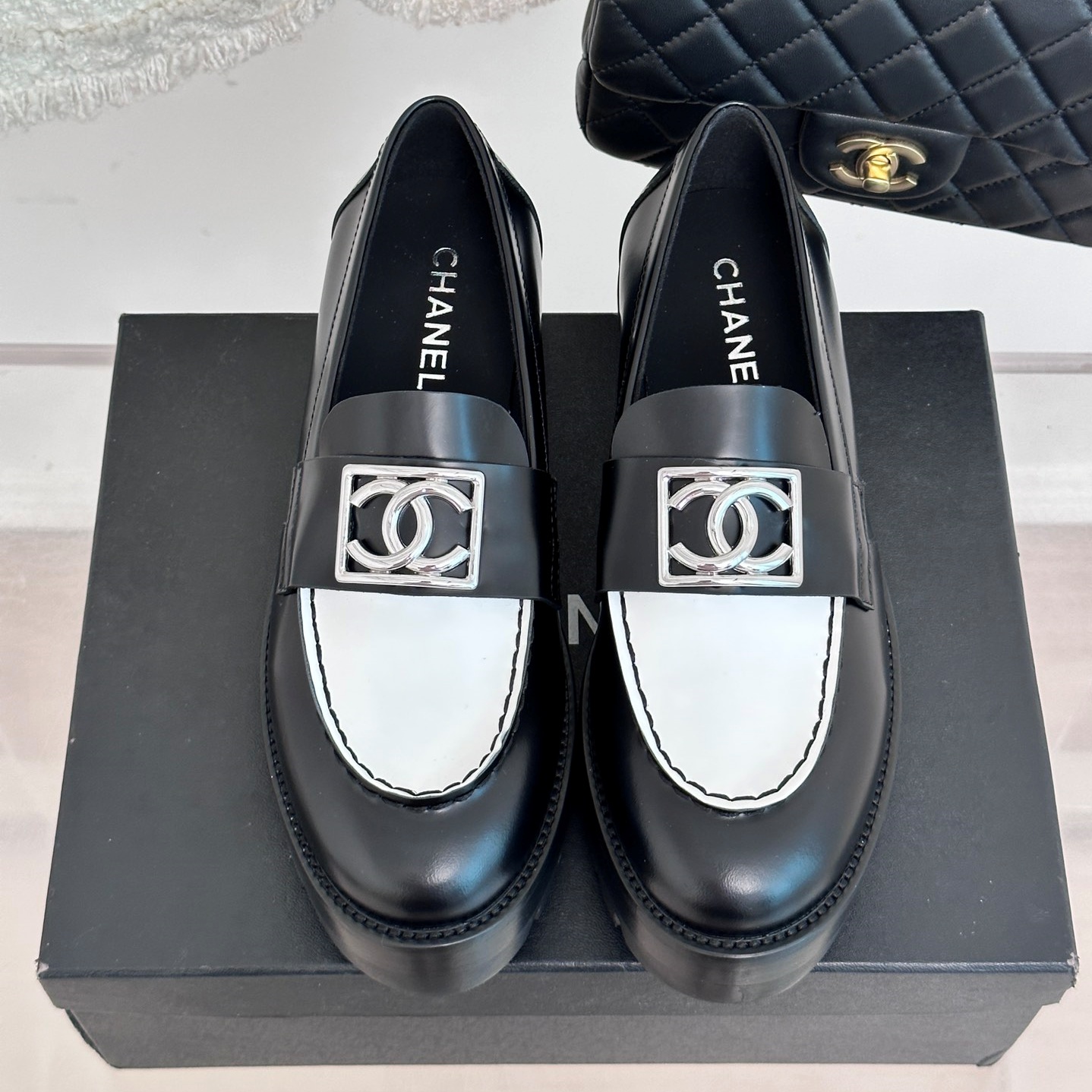 샤넬 CHANEL 2024 SS CC 패치로고 민무늬 블랙 여성 슈즈 커스텀급