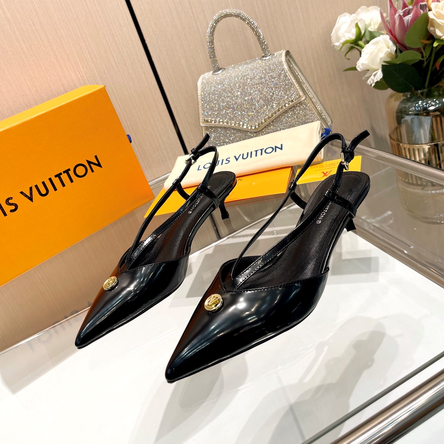 루이비통 LOUIS VUITTON 2024 SS 캐릭터 로고 블랙 여성 구두 커스텀급