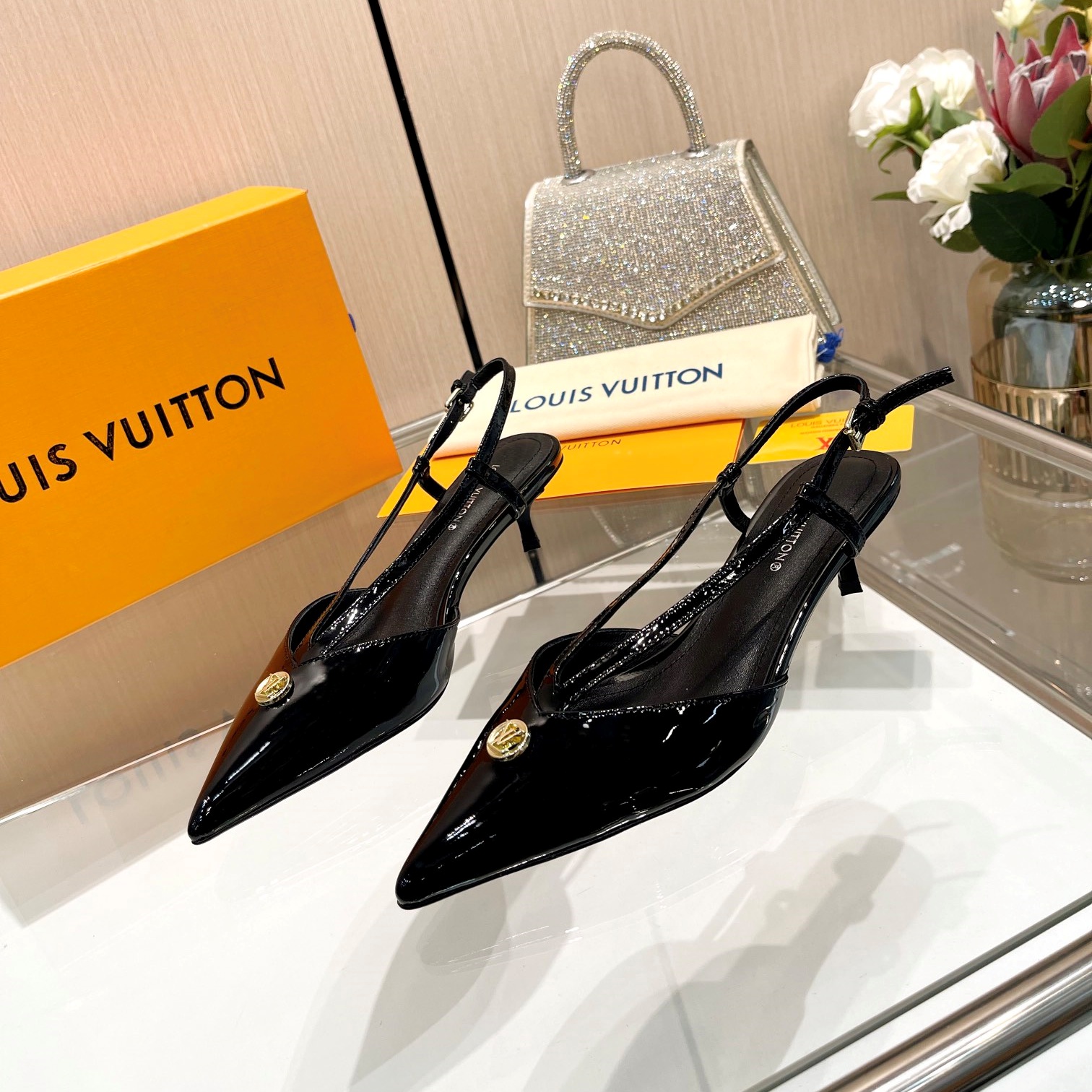 루이비통 LOUIS VUITTON 2024 SS 캐릭터 로고 에나멜 블랙 여성 구두 커스텀급