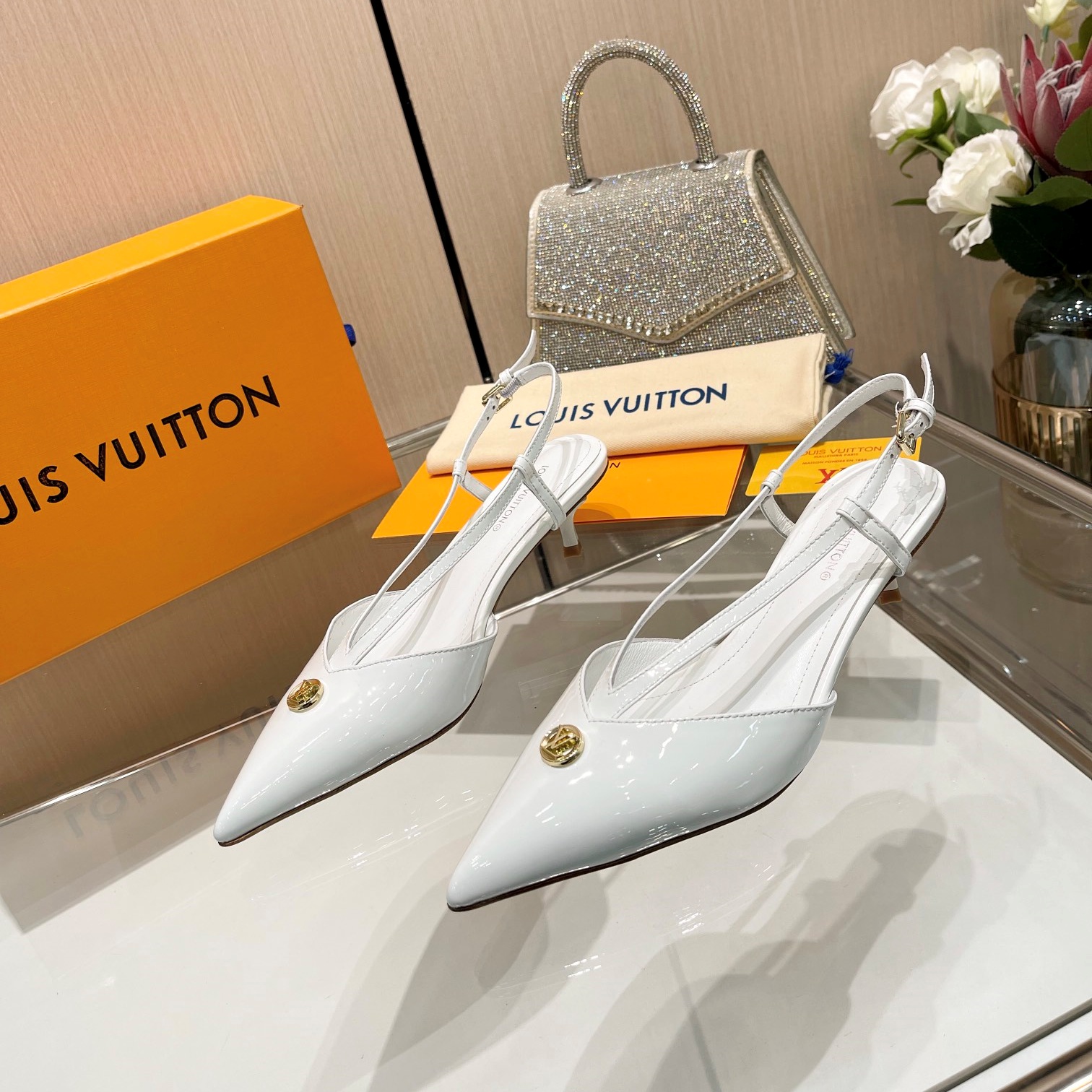 루이비통 LOUIS VUITTON 2024 SS 캐릭터 로고 화이트 여성 구두 커스텀급