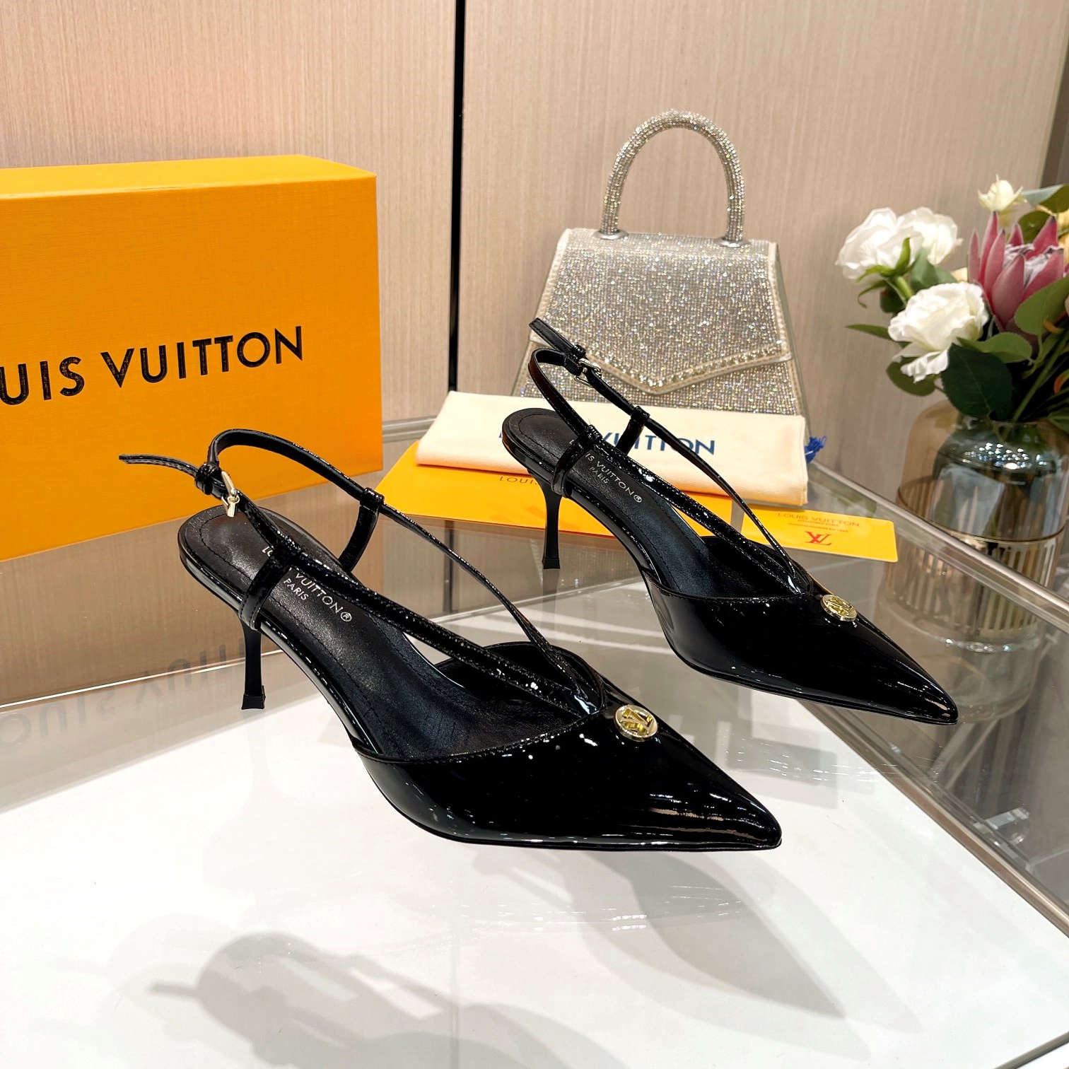 루이비통 LOUIS VUITTON 2024 SS 캐릭터 로고 에나멜 블랙 여성 구두 커스텀급