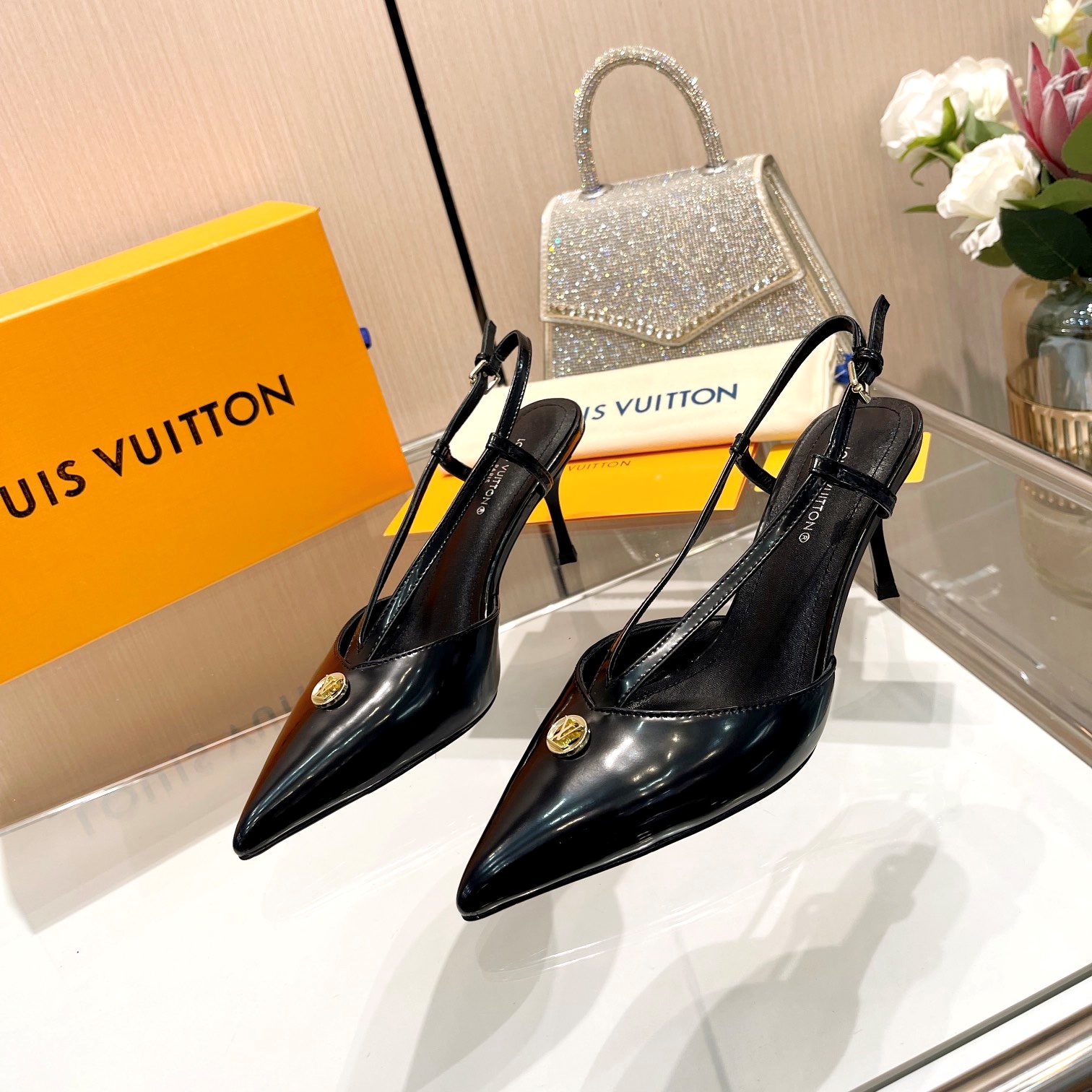 루이비통 LOUIS VUITTON 2024 SS 캐릭터 로고 블랙 여성 구두 커스텀급
