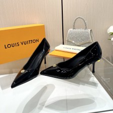 루이비통 LOUIS VUITTON 2024 SS 캐릭터 로고 블랙 에나멜 하이힐 여성 구두 커스텀급