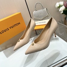 루이비통 LOUIS VUITTON 2024 SS 캐릭터 로고 베이지 에나멜 하이힐 여성 구두 커스텀급