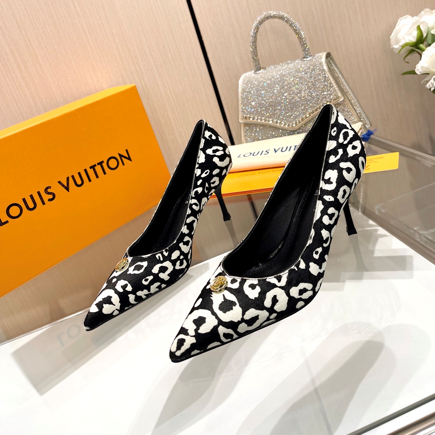 루이비통 LOUIS VUITTON 2024 SS 캐릭터 로고 호피 검흰 하이힐 여성 구두 커스텀급