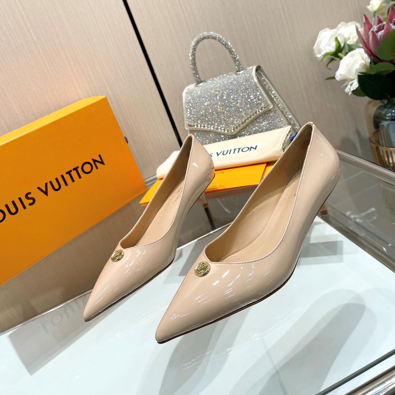 루이비통 LOUIS VUITTON 2024 SS 캐릭터 로고 베이지 여성 구두 커스텀급