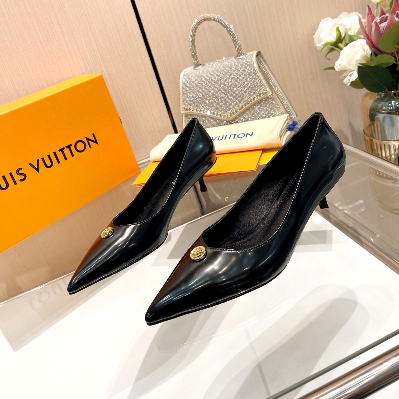 루이비통 LOUIS VUITTON 2024 SS 캐릭터 로고 블랙 여성 구두 커스텀급