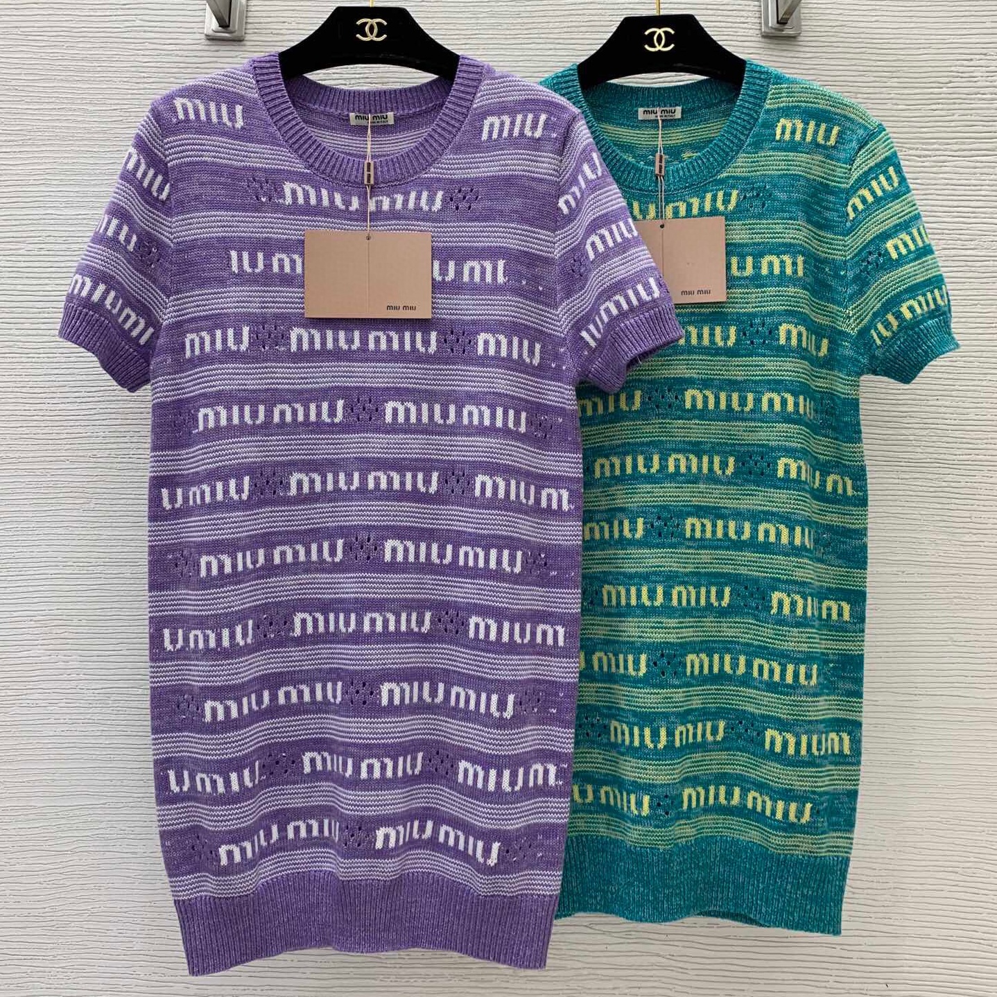미우미우 MIUMIU 2024 SS 캐릭터 로고 라운드넥 니트 여성 원피스 커스텀급