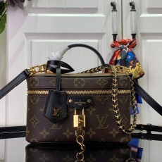 루이비통 LOUIS VUITTON 2024 SS 모노그램 베니티 체인 파우치백 M47125 미러급