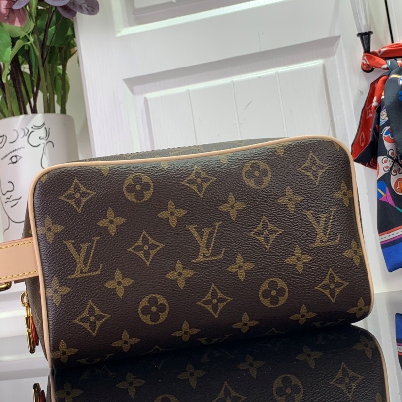 루이비통 LOUIS VUITTON 2024 SS 모노그램 락커 돕 키트 클러치 M83112 미러급