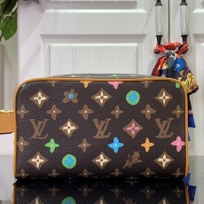 루이비통 LOUIS VUITTON 2024 SS 모노그램 멀티 락커 돕 키트 클러치 M83112 미러급