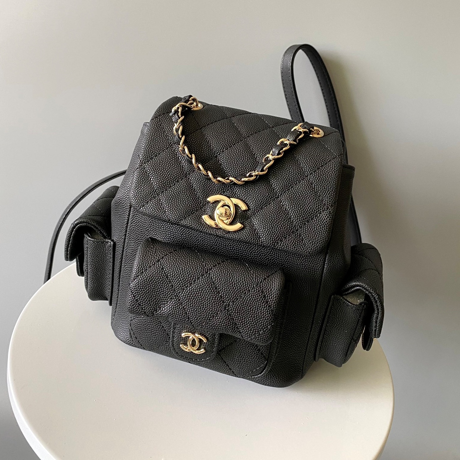 샤넬 CHANEL 2024 SS 캐비어 블랙 퀄팅 포켓 백팩 AS4399 커스텀급