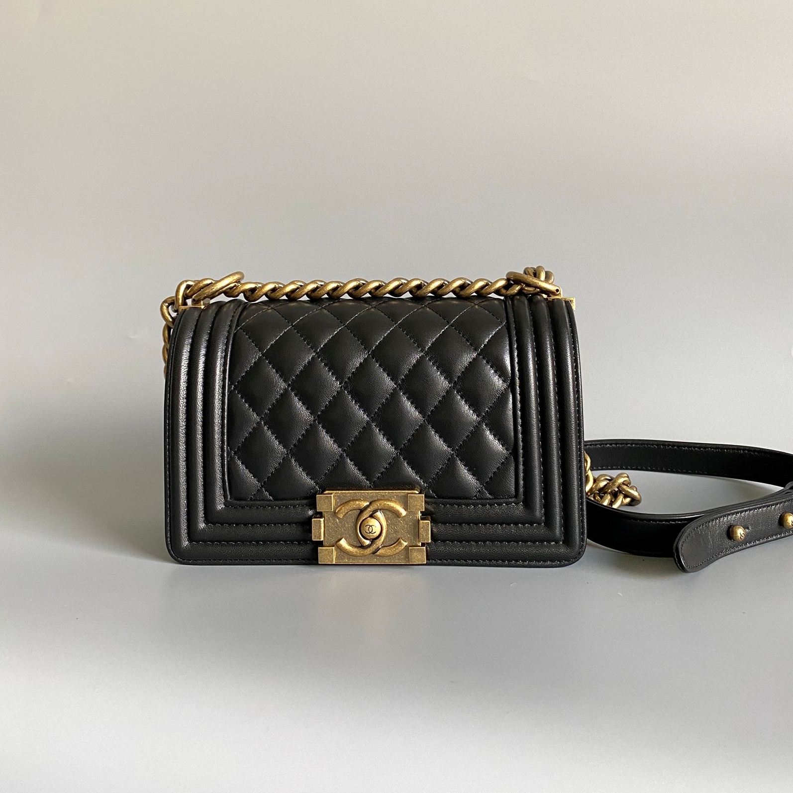 샤넬 CHANEL 2024 SS 램스킨 블랙 빈티지 골드메탈 보이백 스몰 커스텀급