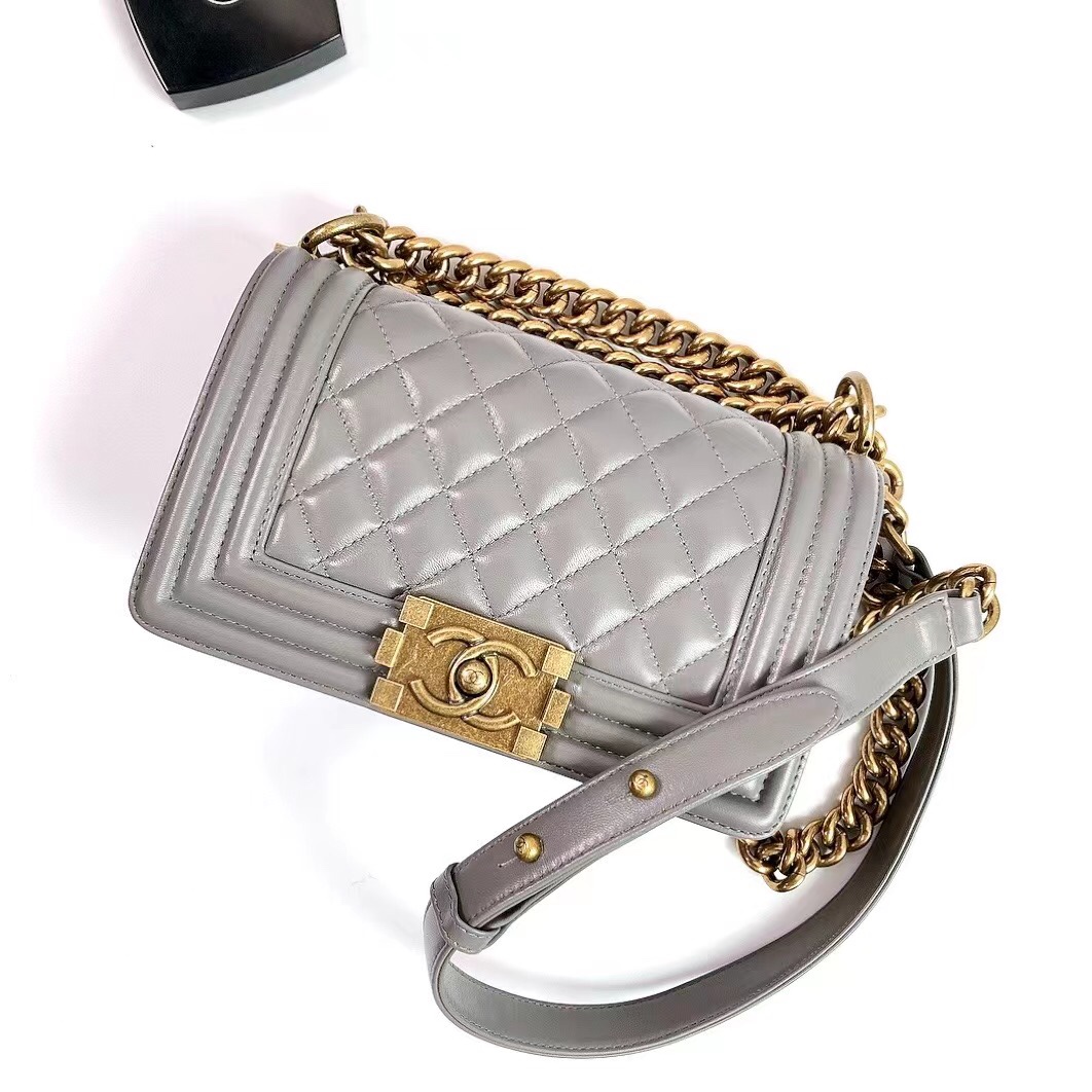 샤넬 CHANEL 2024 SS 램스킨 그레이 빈티지 골드메탈 보이백 스몰 커스텀급