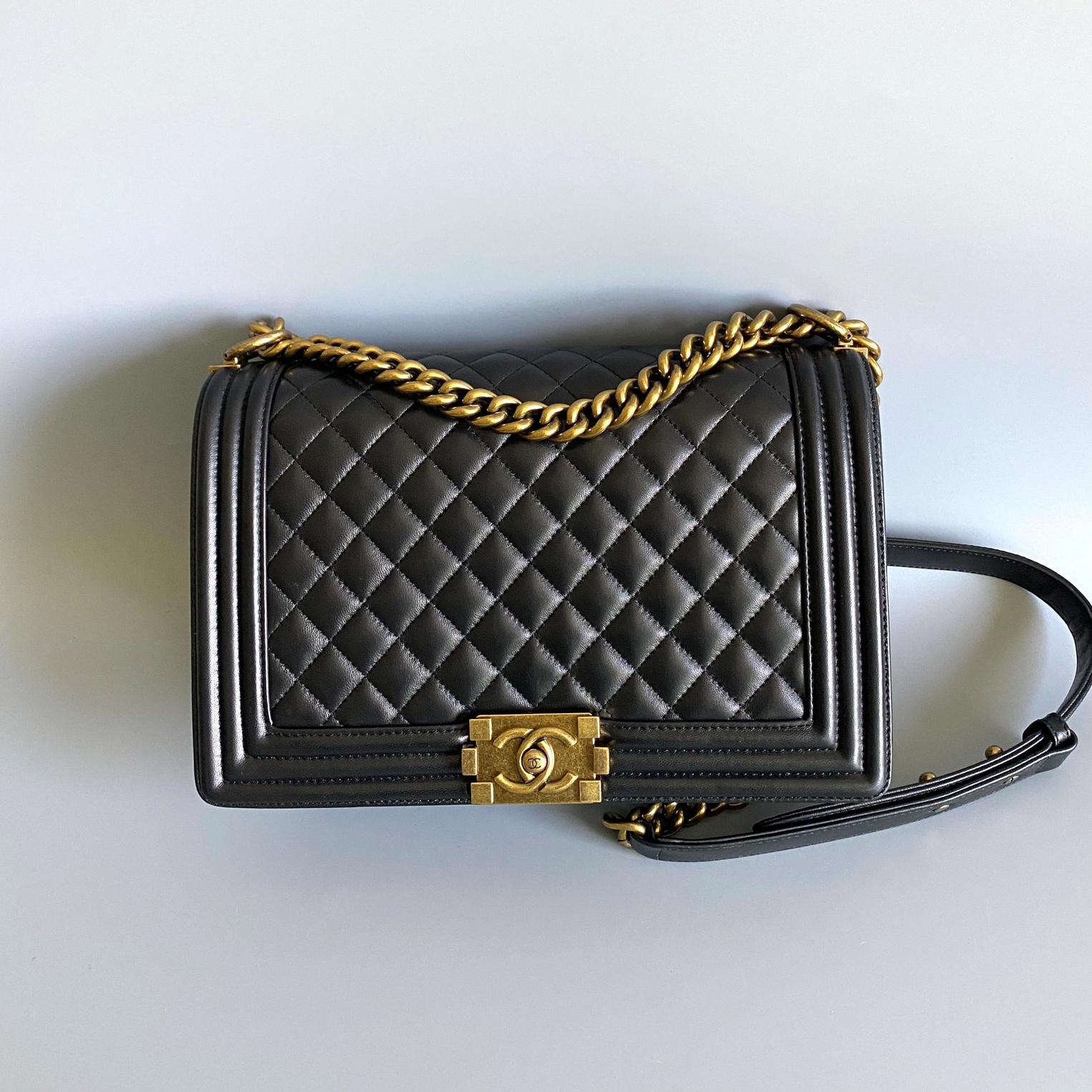 샤넬 CHANEL 2024 SS 램스킨 블랙 빈티지 골드메탈 보이백 뉴라지 커스텀급