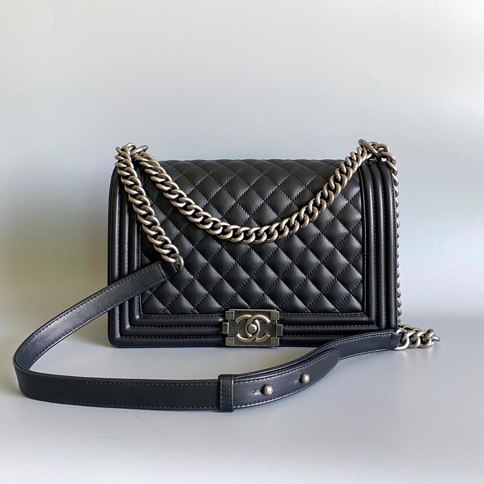 샤넬 CHANEL 2024 SS 램스킨 블랙 빈티지 실버메탈 보이백 뉴라지 커스텀급