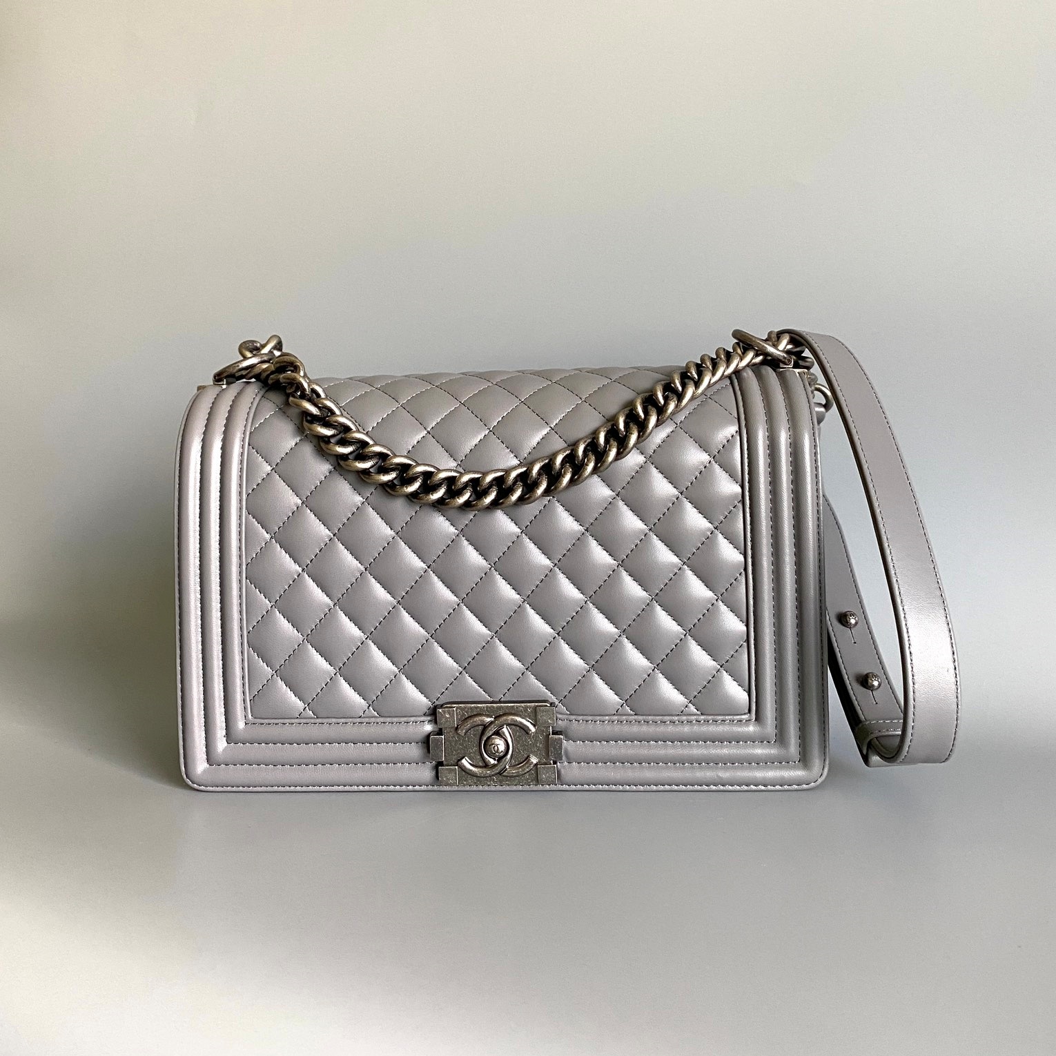 샤넬 CHANEL 2024 SS 램스킨 그레이 빈티지 실버메탈 보이백 뉴라지 커스텀급