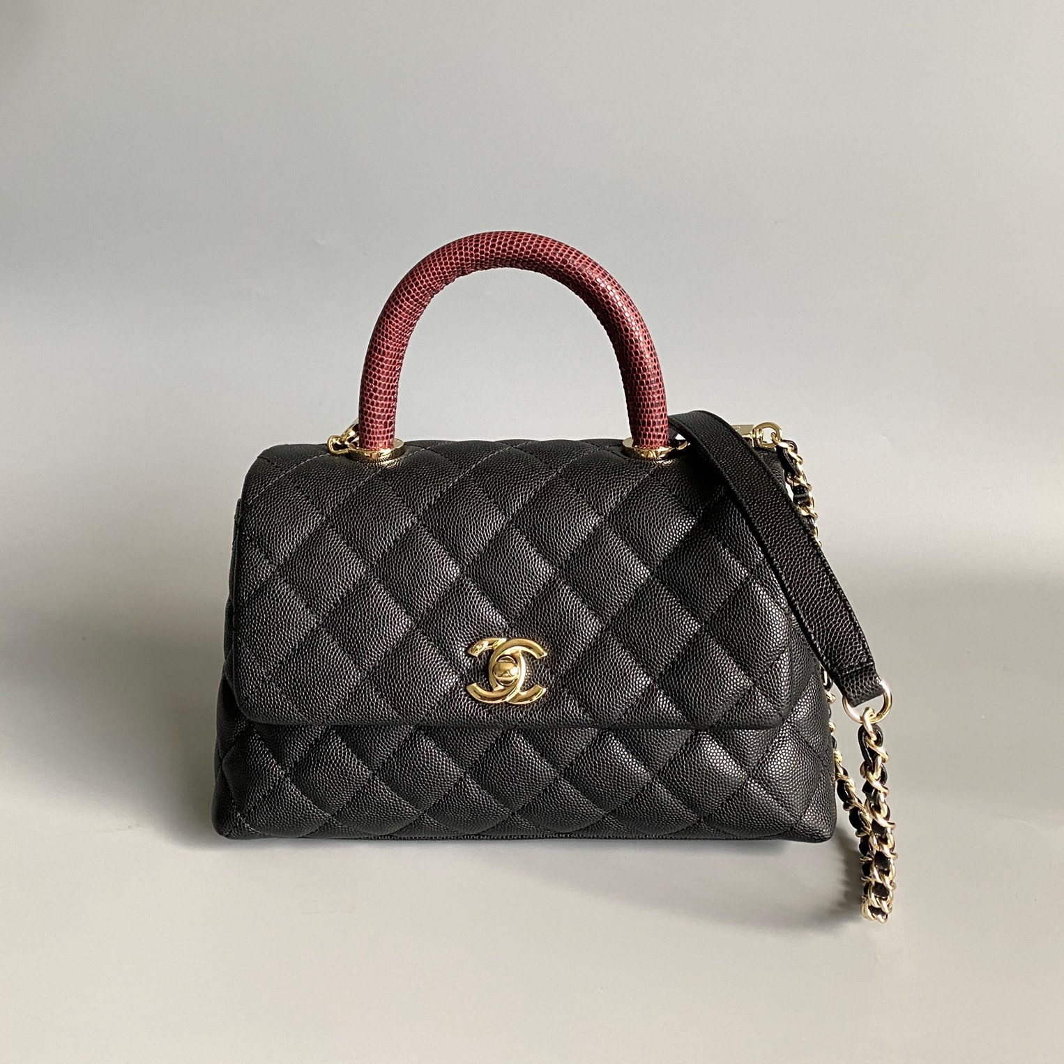 샤넬 CHANEL 2024 SS 캐비어 퀄팅 블랙 버건디 코코 스몰 핸들백 AS186 커스텀급