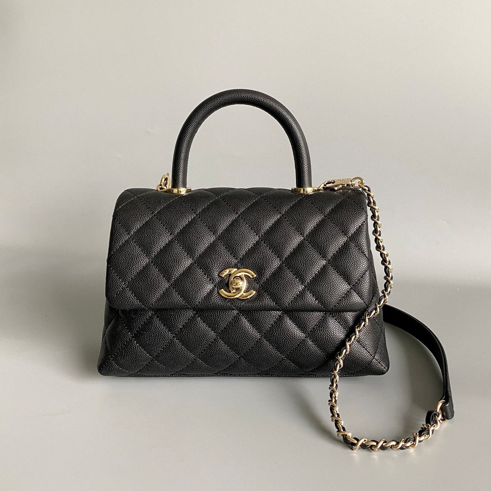 샤넬 CHANEL 2024 SS 캐비어 퀄팅 올블랙 코코 골드메탈 스몰 핸들백 AS186 커스텀급