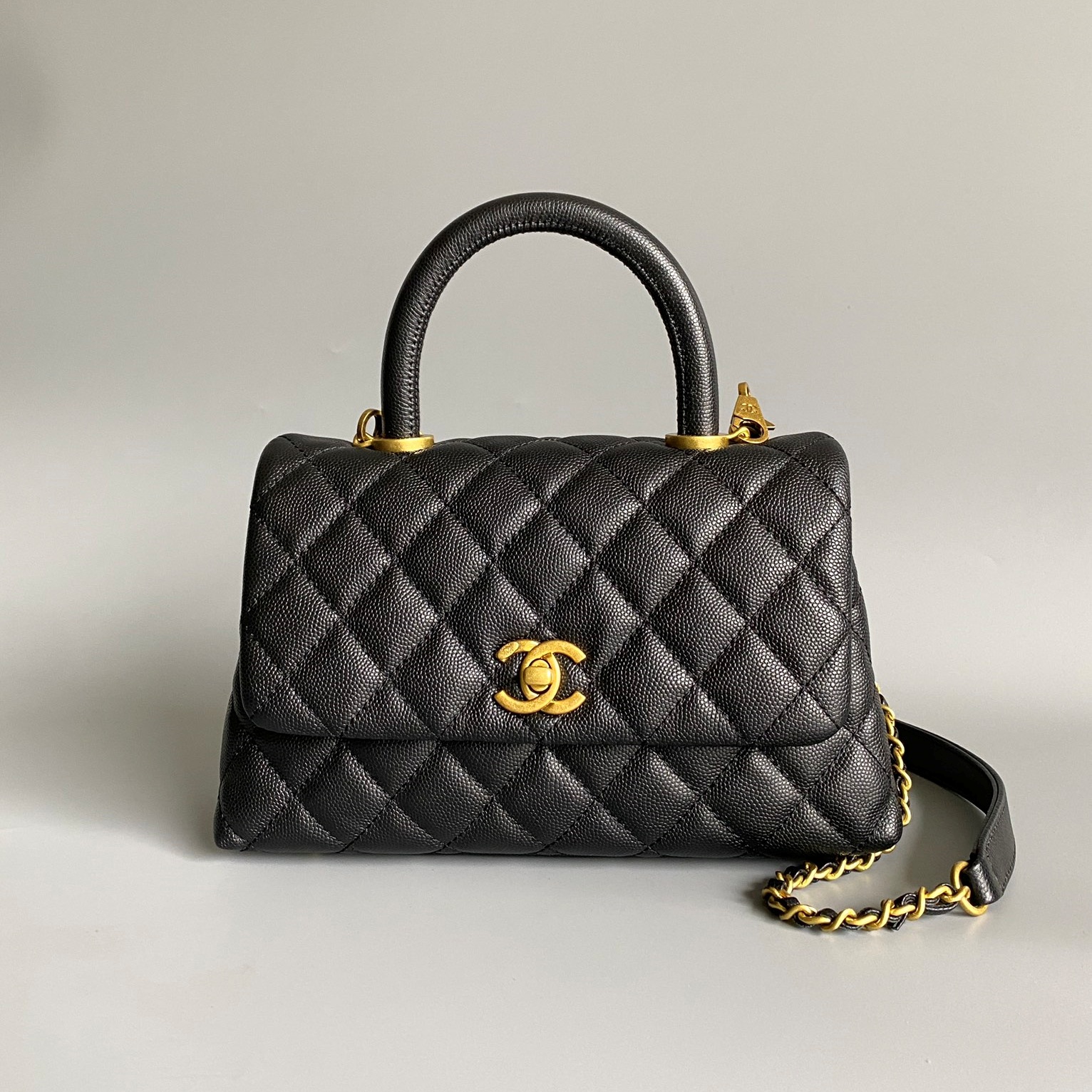 샤넬 CHANEL 2024 SS 캐비어 퀄팅 올블랙 코코 빈티지 골드 스몰 핸들백 AS186 커스텀급