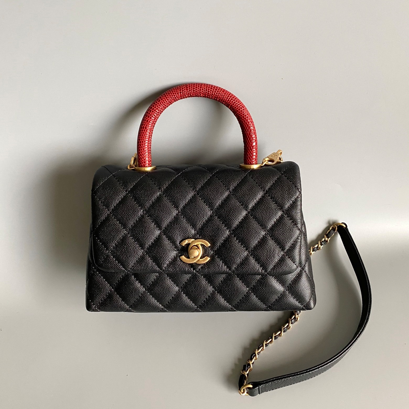 샤넬 CHANEL 2024 SS 캐비어 퀄팅 블랙 레드 코코 스몰 핸들백 AS186 커스텀급