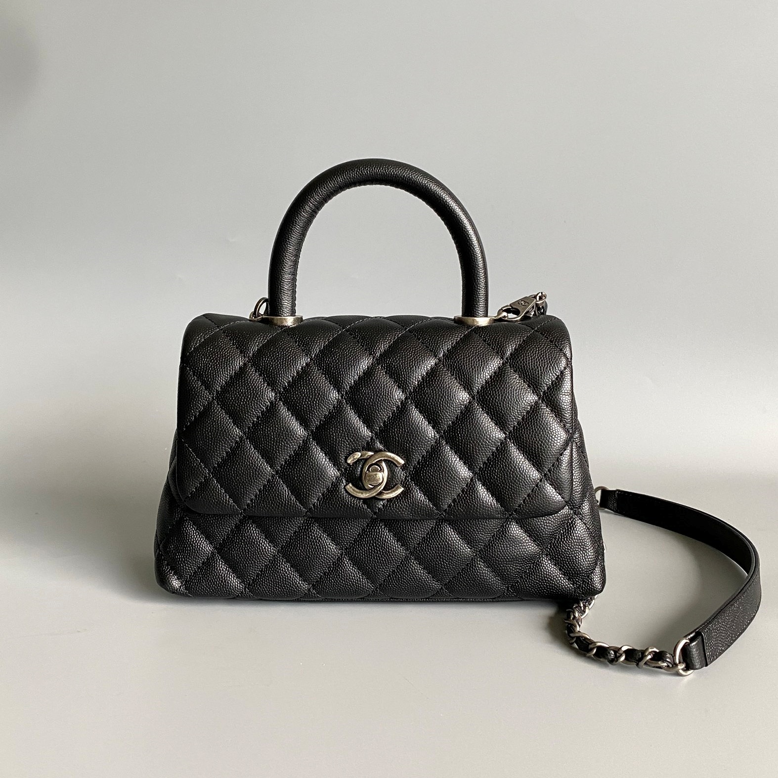 샤넬 CHANEL 2024 SS 캐비어 퀄팅 올블랙 코코 실버메탈 스몰 핸들백 AS186 커스텀급