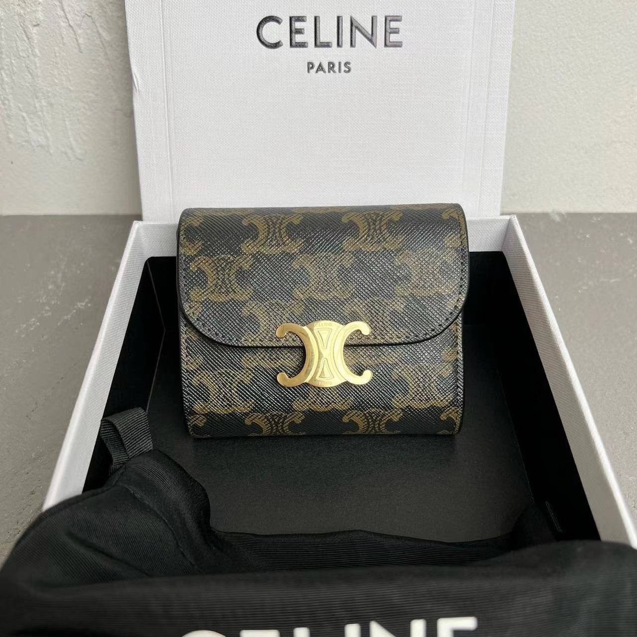 셀린 CELINE 2024 SS 트리오페 금속버클 3단 지갑 101782 커스텀급