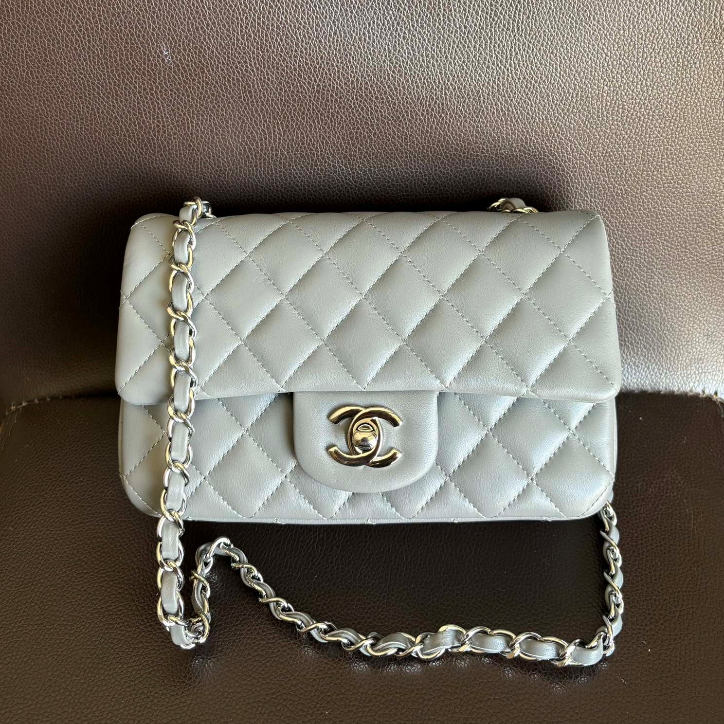 샤넬 CHANEL 2024 SS 램스킨 퀄팅 클래식 CF 그레이 골드메탈 플랩백 AS1116 커스텀급