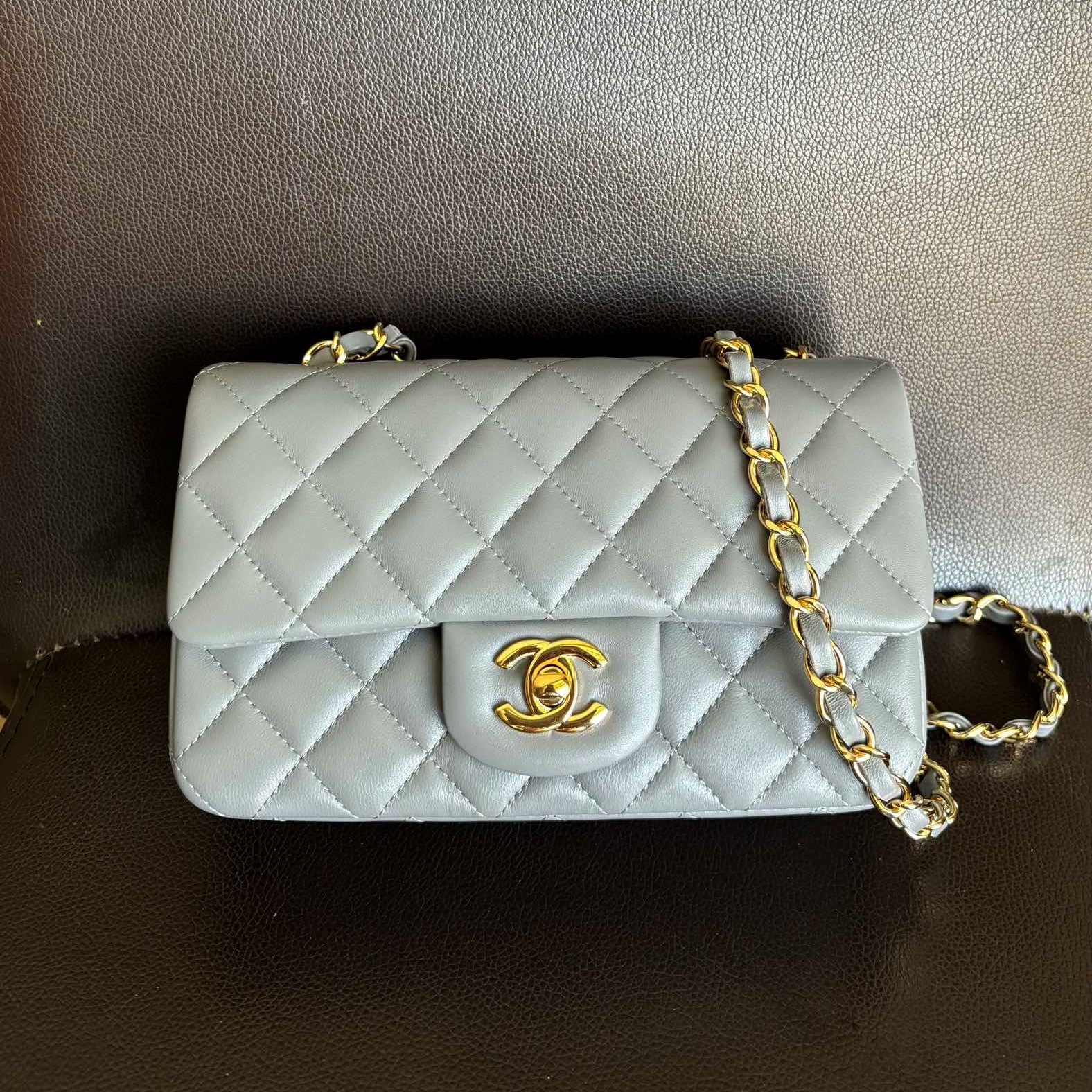 샤넬 CHANEL 2024 SS 램스킨 퀄팅 클래식 CF 그레이 딥골드메탈 플랩백 AS1116 커스텀급