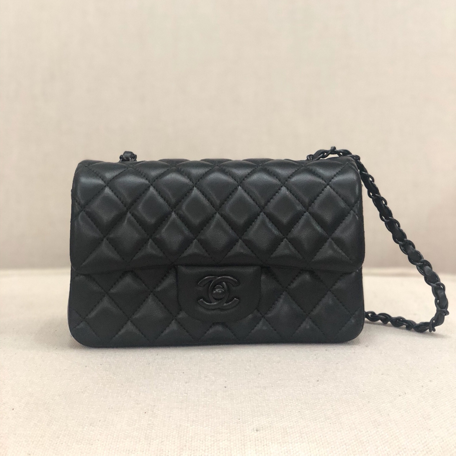 샤넬 CHANEL 2024 SS 램스킨 퀄팅 클래식 CF 블랙 블랙메탈 플랩백 AS1116 커스텀급