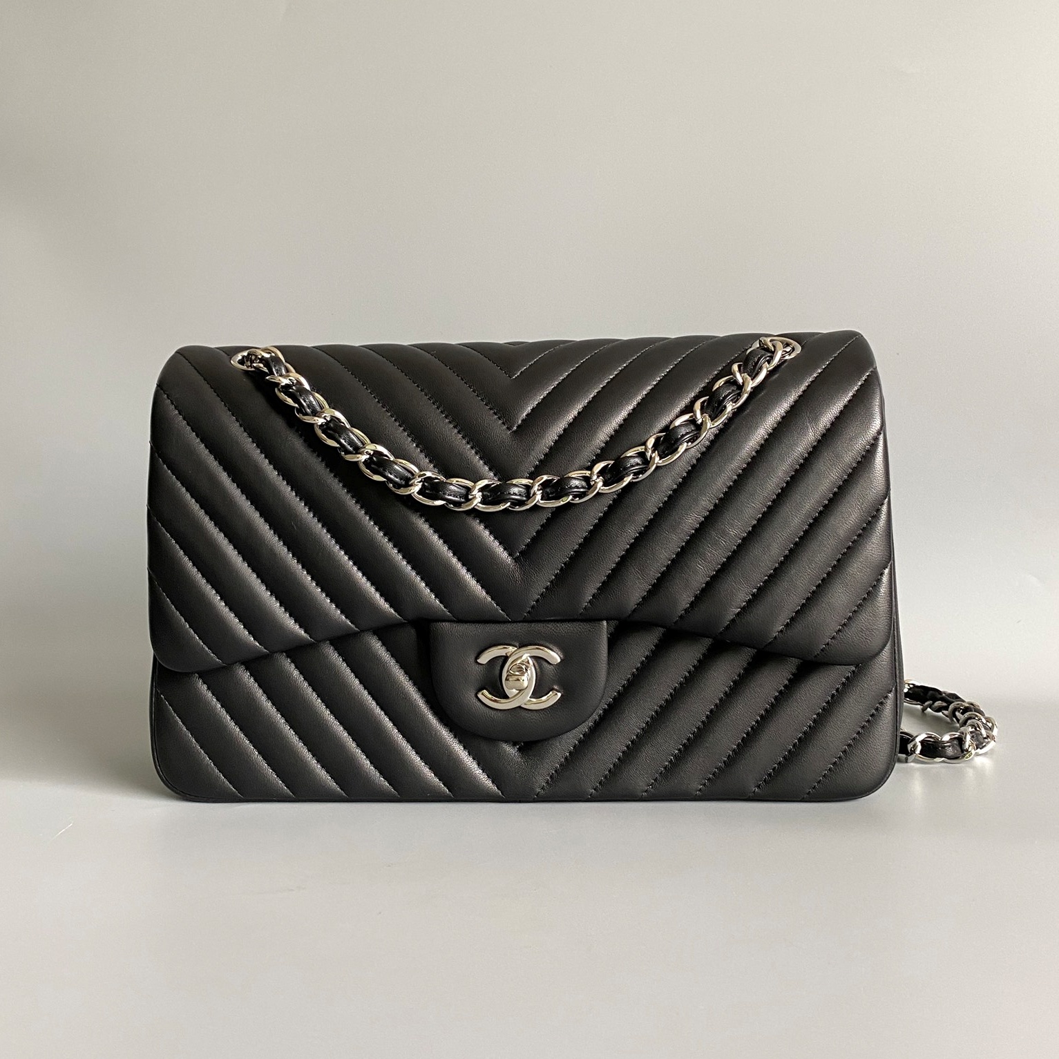 샤넬 CHANEL 2024 SS 램스킨 쉐브론 클래식 CF 블랙 실버메탈 플랩백 AS1113 커스텀급