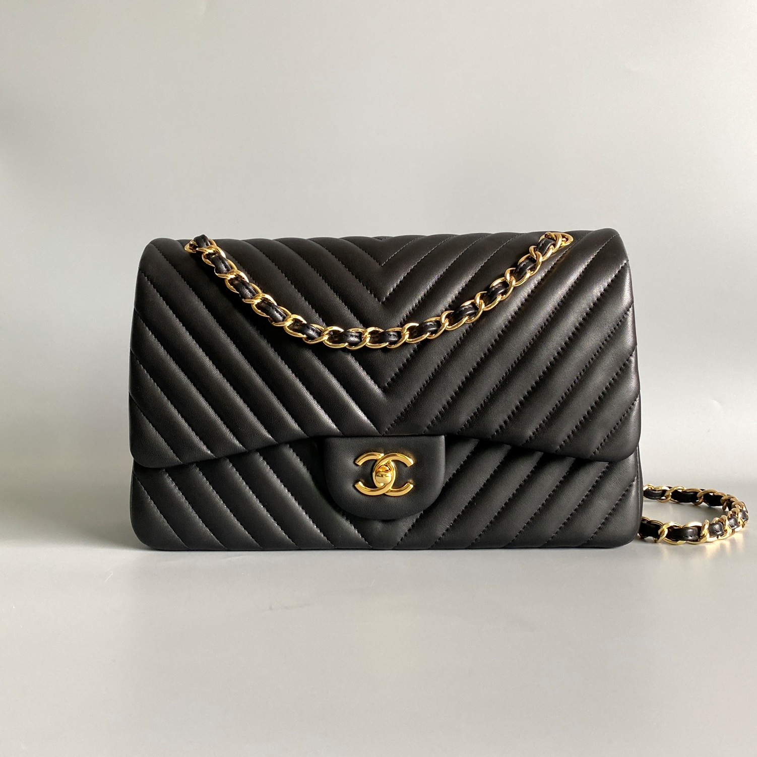 샤넬 CHANEL 2024 SS 램스킨 쉐브론 클래식 CF 블랙 골드메탈 플랩백 AS1113 커스텀급