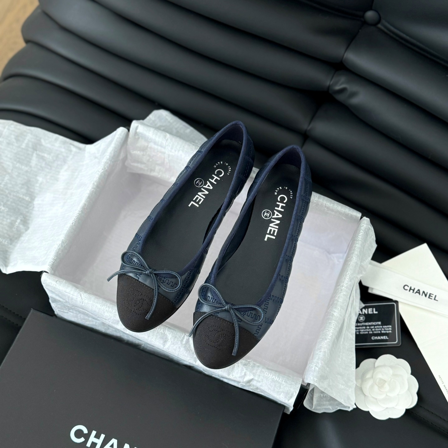 샤넬 CHANEL 2024 SS CC로고 네이비체크 투톤 여성 플랫슈즈 커스텀급