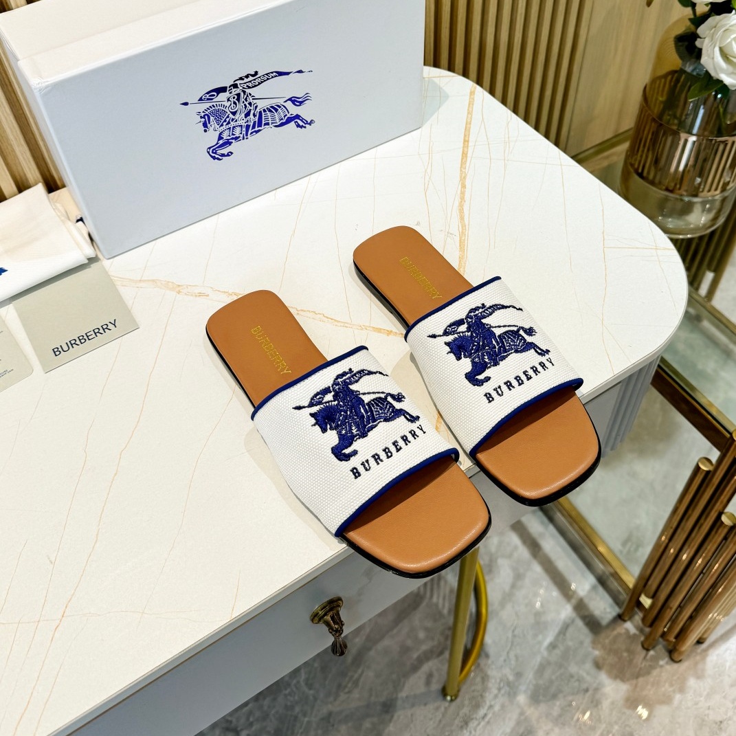 버버리 BURBERRY 2024 SS 로고 블루자수 화이트 여성 슬리퍼 커스텀급