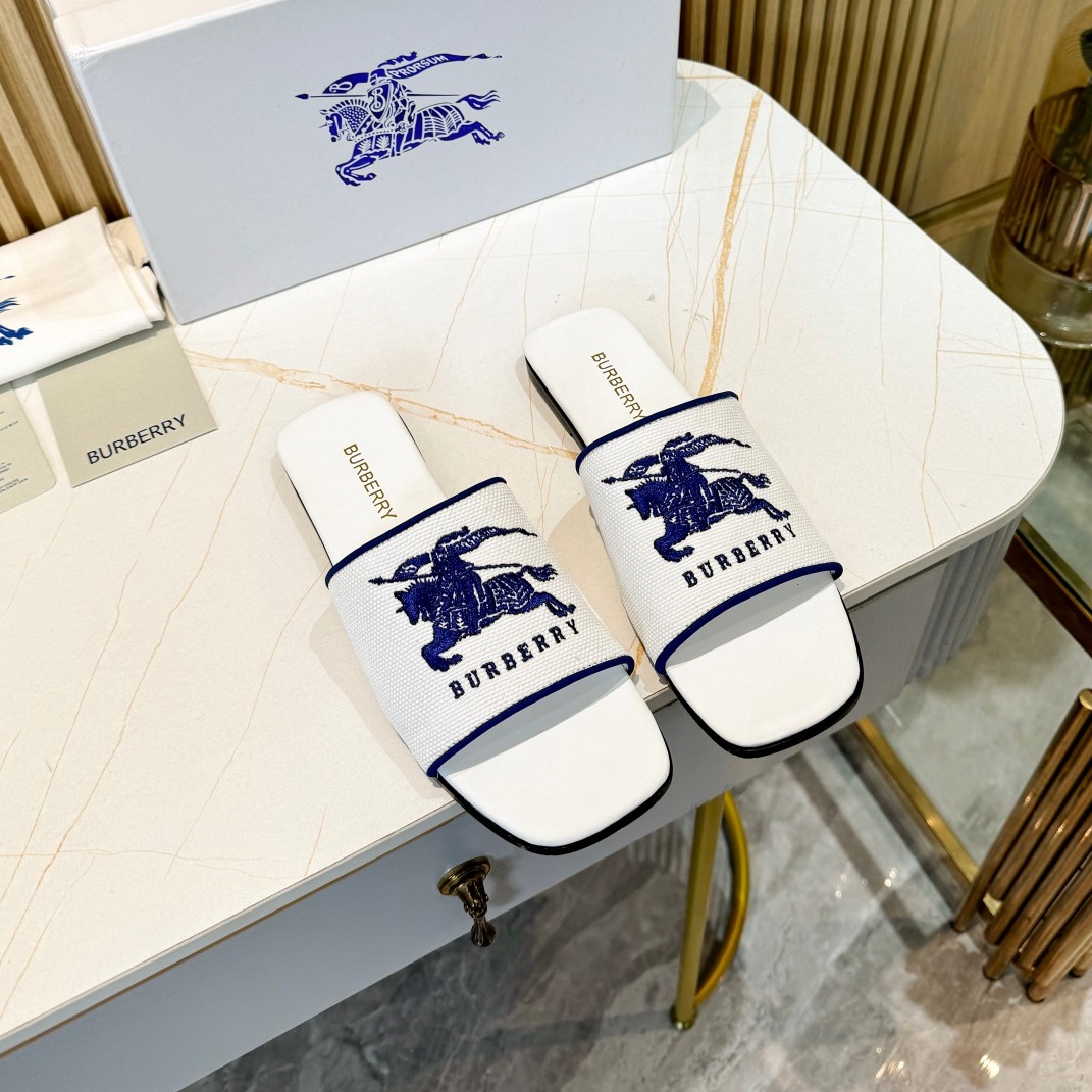 버버리 BURBERRY 2024 SS 로고 블루자수 올화이트 여성 슬리퍼 커스텀급