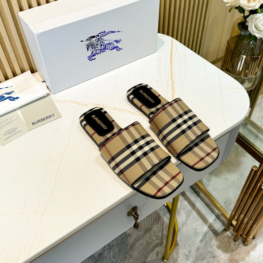 버버리 BURBERRY 2024 SS 체크무늬 베이지 여성 슬리퍼 커스텀급