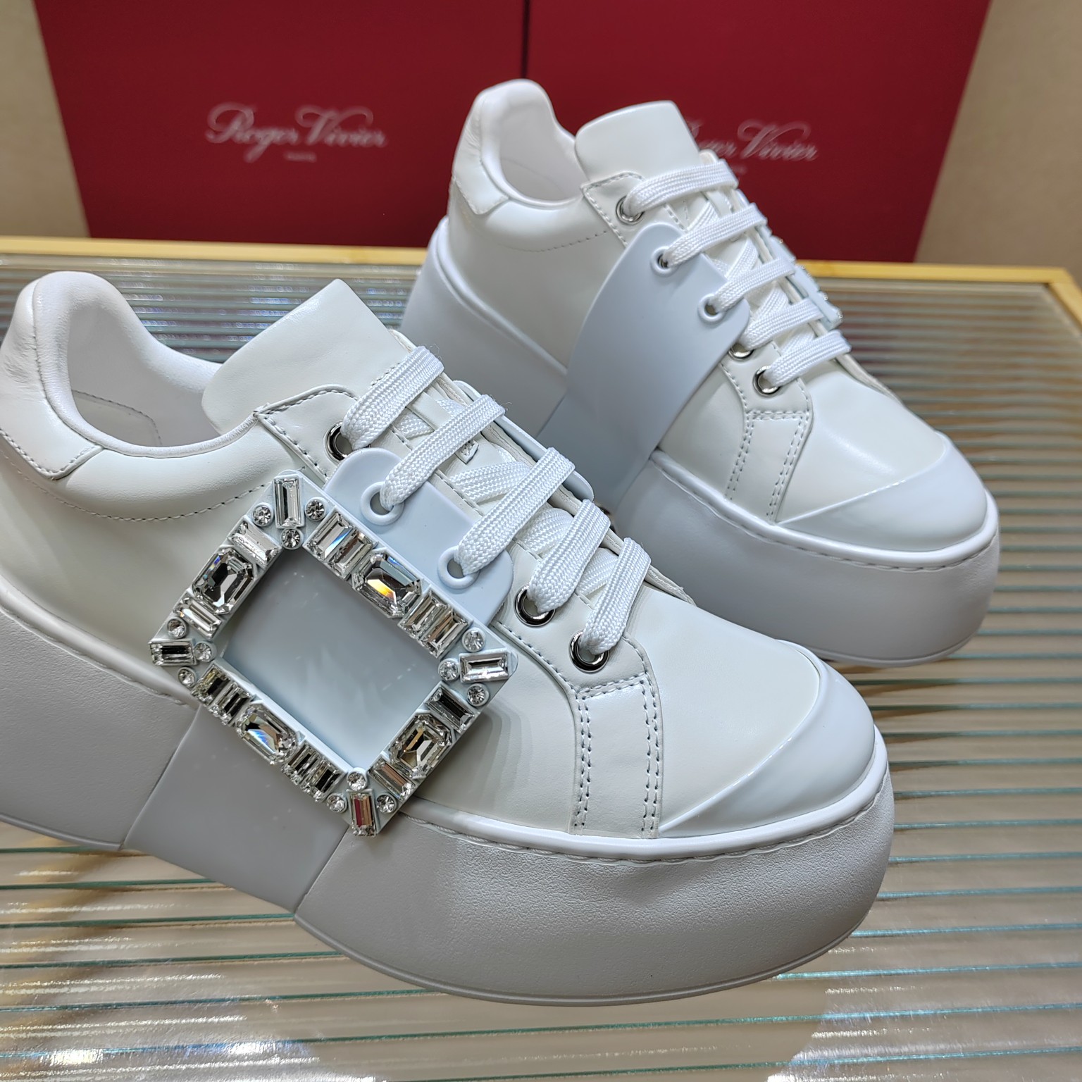 로저비비에 ROGERVIVIE 2024 SS 쿠빅메탈 화이트 여성 스니커즈 커스텀급