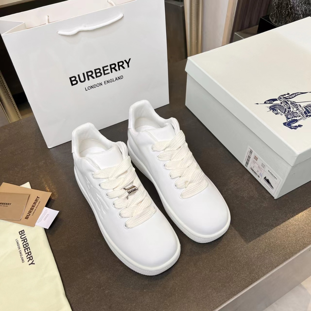 버버리 BURBERRY 2024 SS 각인로고 화이트 여성 스니커즈 커스텀급